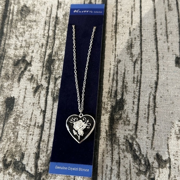 - Heart detail necklace locket new floral detail gift jewellery - Picture 3 of 7